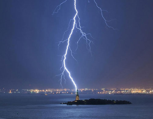 lightning-strikes-statue-of-liberty-perfect-timing