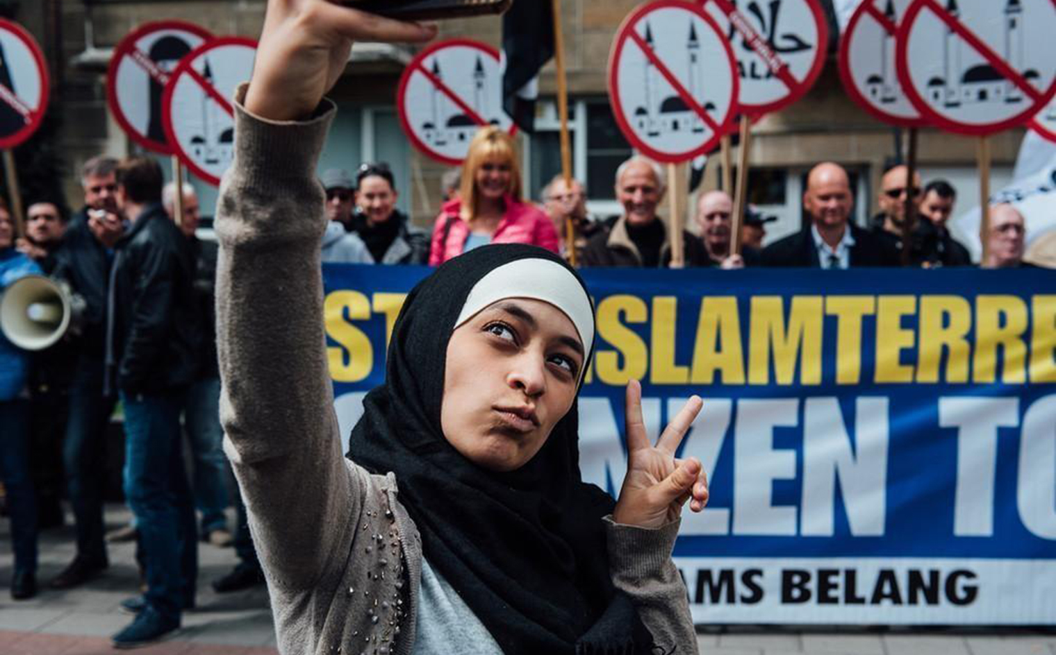 This young Muslim woman went to an anti-Islam rally and took a load of selfies